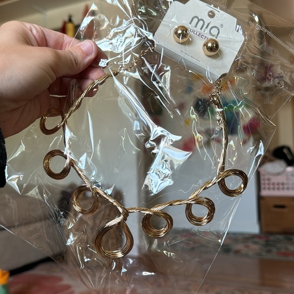 Mia Collection Gold Wire Twist Choker Chain Necklace Earring Set Costume - Picture 2 of 2